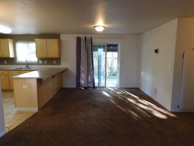 Building Photo - 3Bd/2.5Ba Two-story house- Available to View!