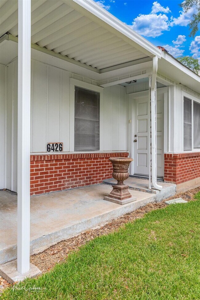 Building Photo - "Charming 2-Bedroom Retreat with Spacious ...