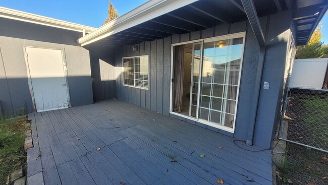 Building Photo - 643 NE Channon Ave