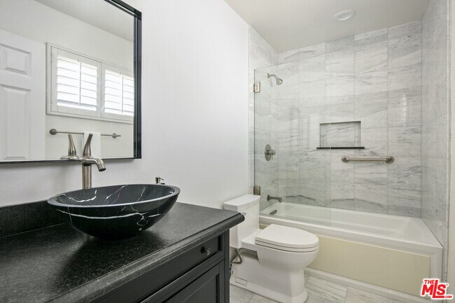 Building Photo - 1578 Palisades Dr