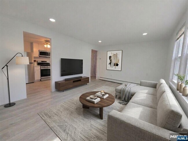 Building Photo - 683 Kingsland Ave