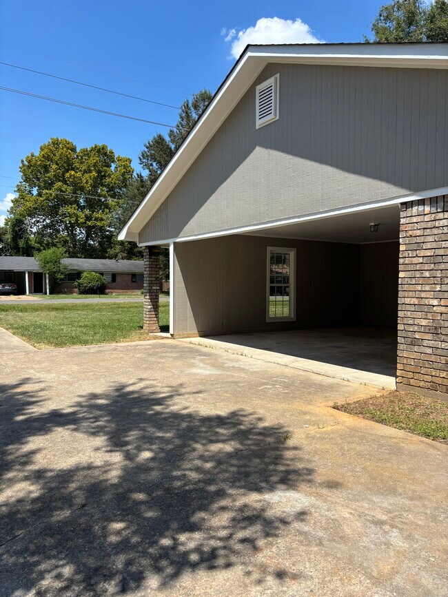 Building Photo - 512 Lakeside Dr