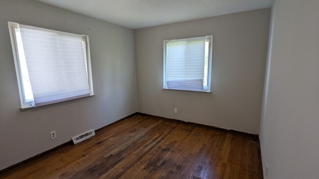 Building Photo - Welcome to this charming 3-bedroom, 1-bath...