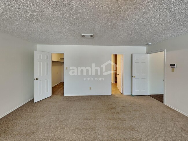 Building Photo - 2817 Lotus Park