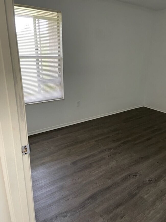 Building Photo - Landing - 633-107