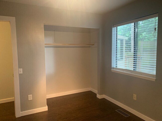 Building Photo - Newly Updated 2 Bed. 2 Bath Home on Fenced...