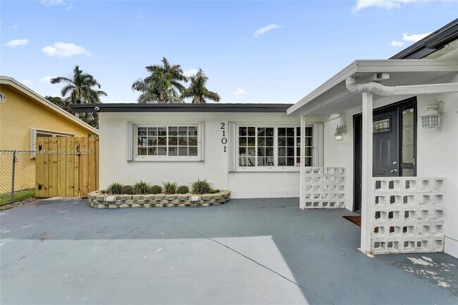 Building Photo - 2101 N 15th Ave