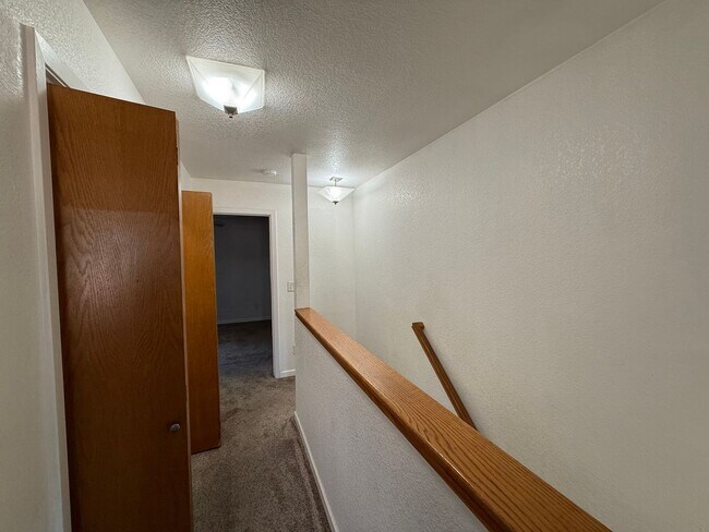Building Photo - 2-bedroom condo near shopping, restaurants...