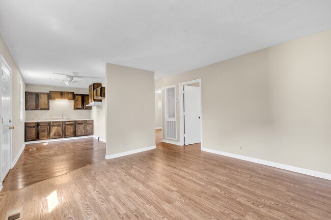 Building Photo - 844 Circle Dr