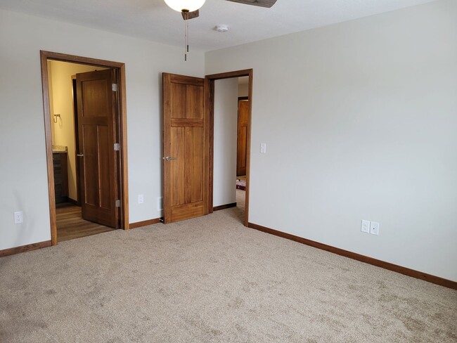 Building Photo - Middle Unit Townhouse