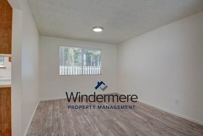 Building Photo - 4 bedroom 3 bathroom pet friendly home