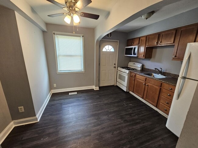 Building Photo - 2 Bedroom/ 1.5 Baths in Bel Air Edison