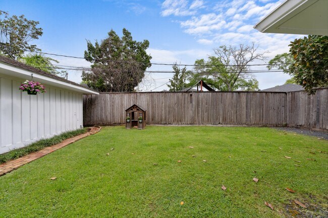 Building Photo - 6158 Burgoyne Dr.