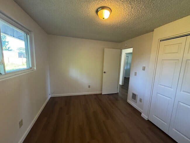 Building Photo - 3 Bedroom House in Waldport!