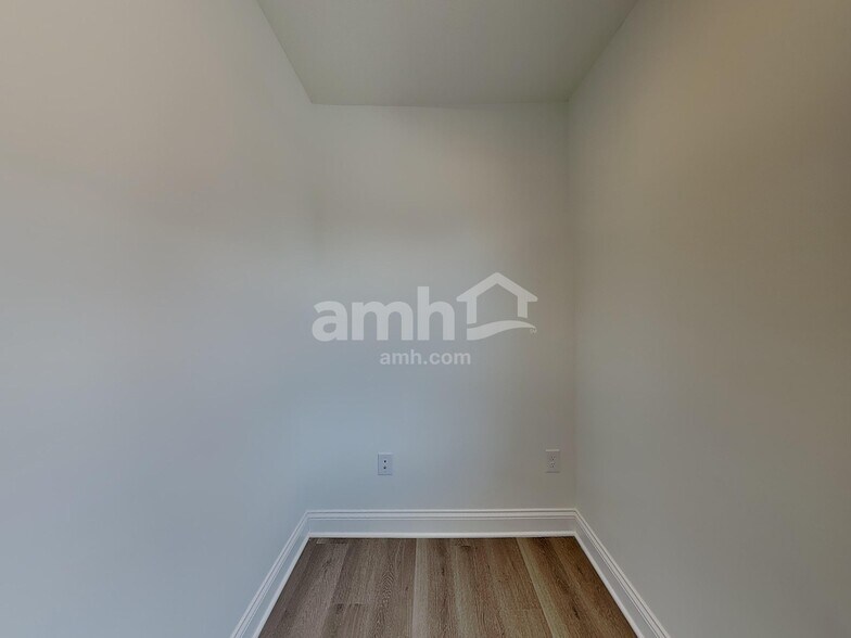 Building Photo - 9106 Henley Ave