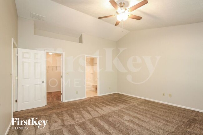 Building Photo - 557 E Pine Ridge Dr