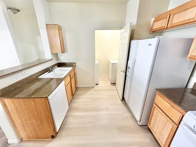 Building Photo - BEAUTIFUL 1 BEDROOM, 1 BATHROOM CONDO LOCA...