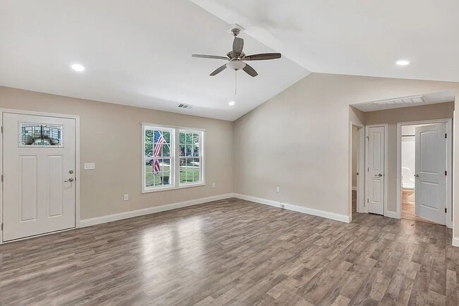 Building Photo - Charming 3-Bedroom Haven with 2 Full Baths...