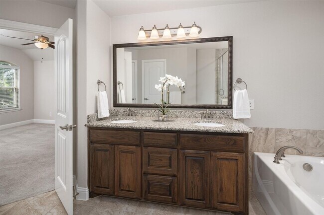 Building Photo - Beautiful 3-Bedroom Townhome in Prime Allen Location!