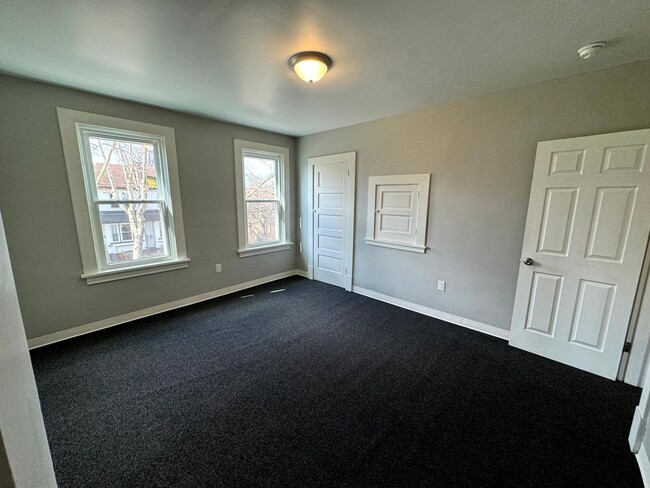 Building Photo - Lovely Two Bedroom Townhome with Fenced Yard
