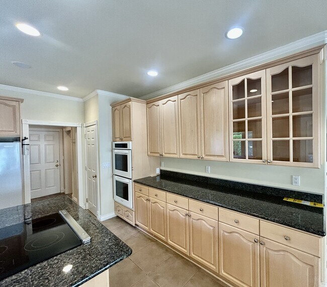 Building Photo - 560 E Maberry Dr