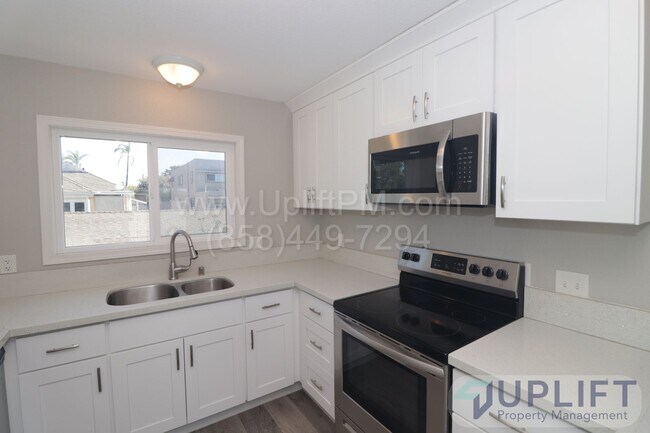 Building Photo - 2 bed 2 bath Remodeled Duplex