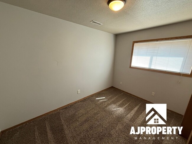 Building Photo - 409 Cottonwood Dr