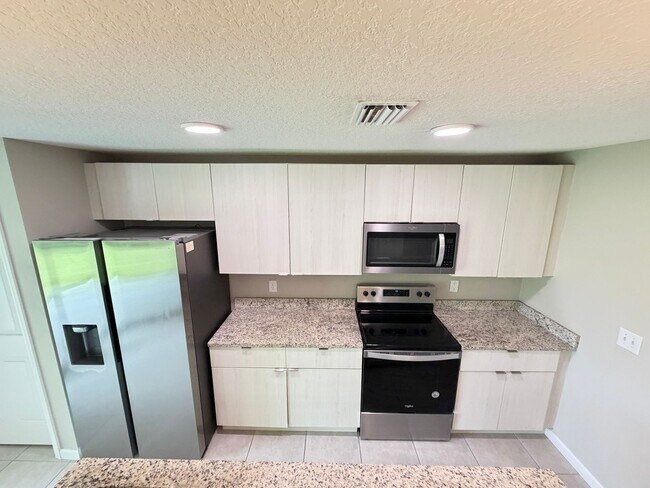 Building Photo - 867 Glencove Ave NW