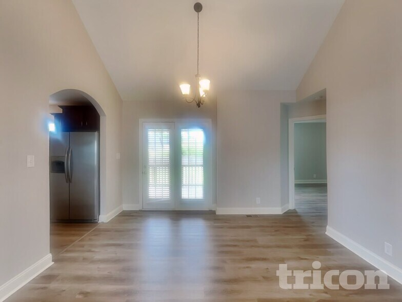 Building Photo - 609 Hollow Crst