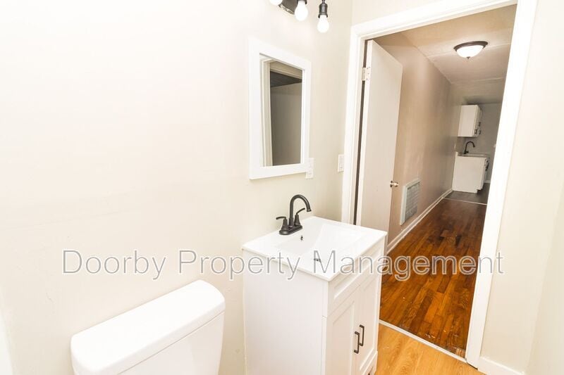 Building Photo - 2215 Allin St