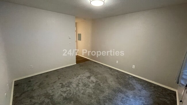 Building Photo - Lovely 2 BD | 2 BA Condo with Balcony - We...