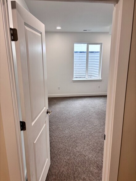 Building Photo - 67 E Wayside Dr