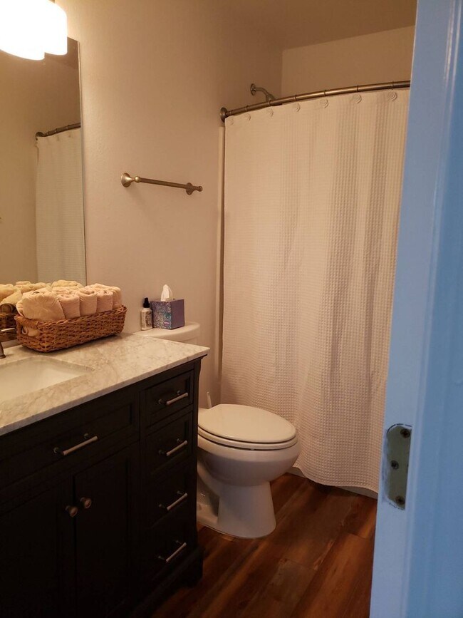 Building Photo - Lovely and spacious 5 bedroom 3 bath Post ...