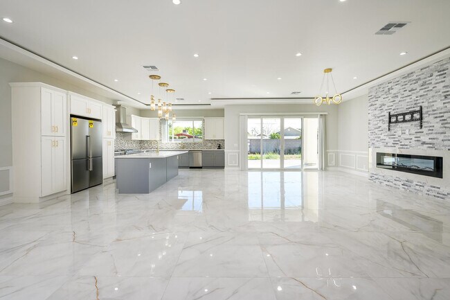 Building Photo - 6729 N 13th St