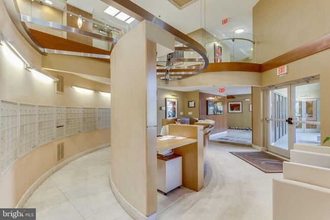 Building Photo - Welcome home to one of Arlington's most sought after neighborhoods.