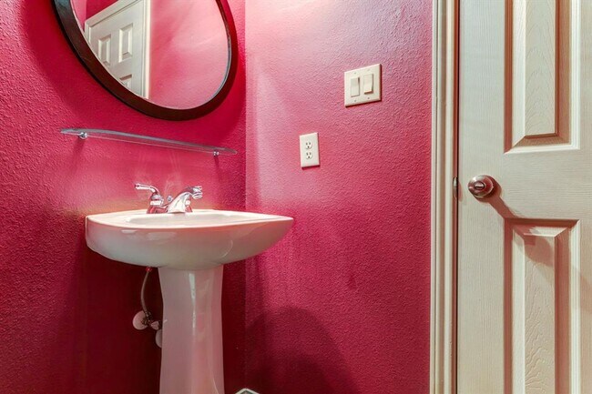 Building Photo - Impeccably Maintained Midtown Townhome wit...