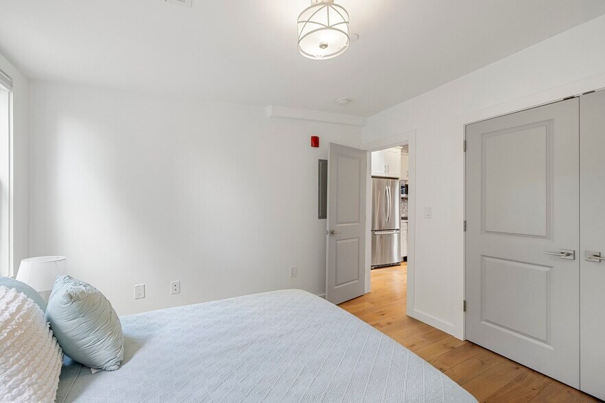 Building Photo - 338 Hurley St