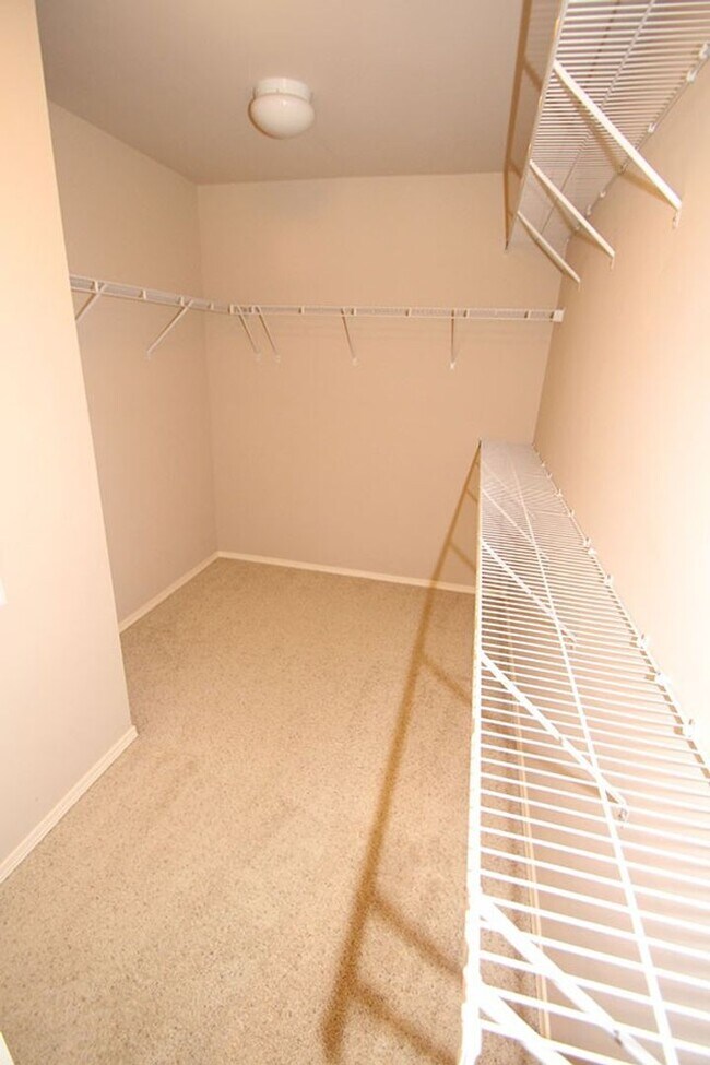 Building Photo - 4 BEDROOM WOODBRIDGE REDMOND HOME FOR RENT...