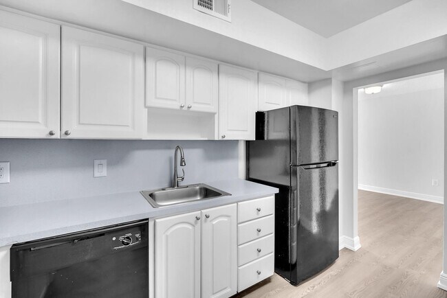 Building Photo - 100 Kings Point Dr