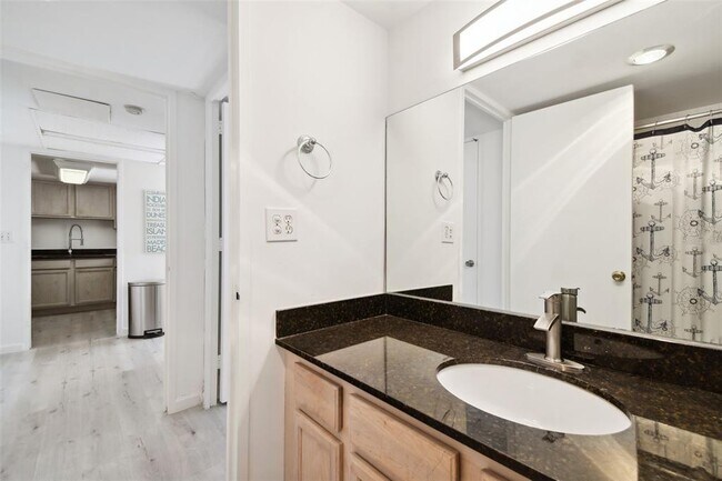 Building Photo - 880 Mandalay Ave