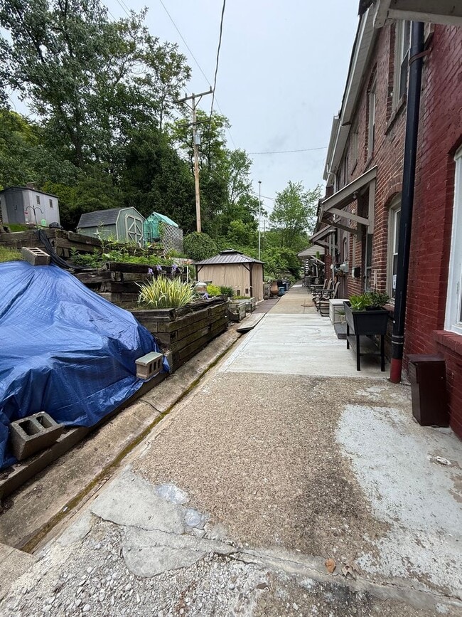Building Photo - Newly Remodeled 2-Bedroom Townhouse