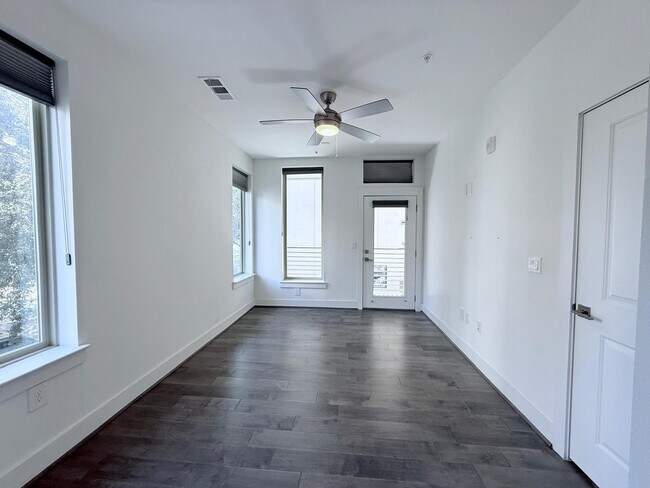 Building Photo - 4819 Caroline St