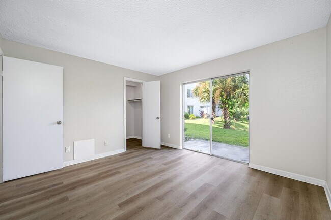 Building Photo - Spacious 1 Bed-1Bath Apartment Newly Renov...
