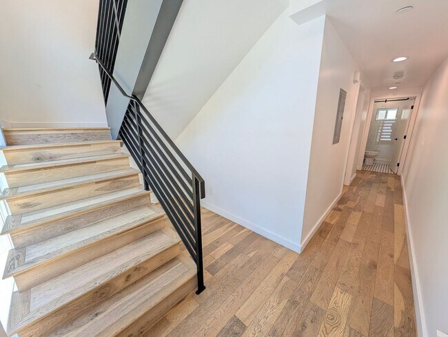 Building Photo - 4260 Laurel Canyon Blvd