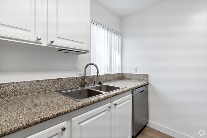 2BR, 1.5BA - 850SF - Kitchen - Villa Palazzo