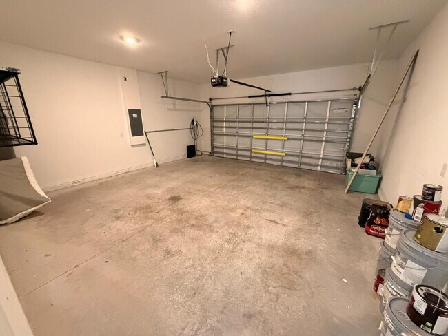 Building Photo - "Spacious 3-Bedroom Retreat in Winter Garden - 5520 Sq Ft of Comfort!"