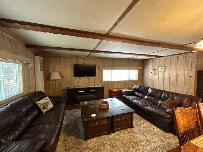 Building Photo - Great Neighborhood Near the Lake and Stateline Area - Long Term Rental