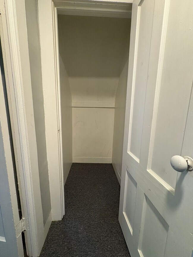 Building Photo - STUNNING Two Bedroom Single Family Home!