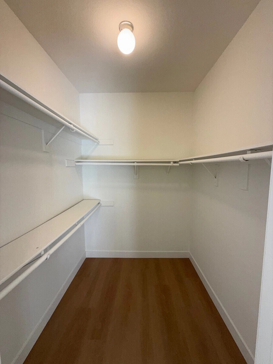 Building Photo - 15507 Moorpark St