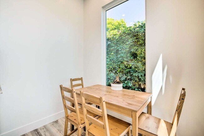 Building Photo - 161 Vidas Ave